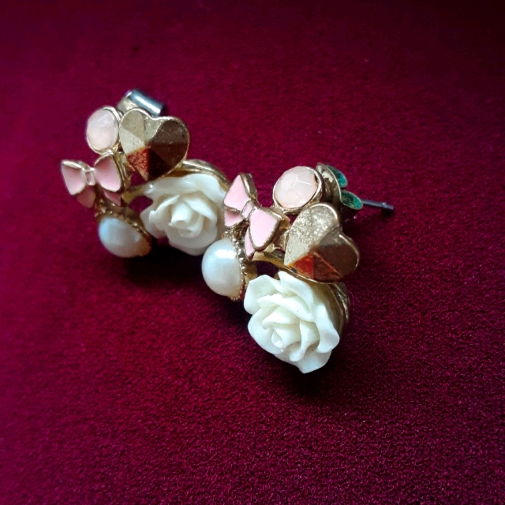 Flower/pearl design earrings